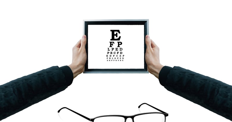 Voir flou de près : quand consulter un opticien pour la presbytie ?